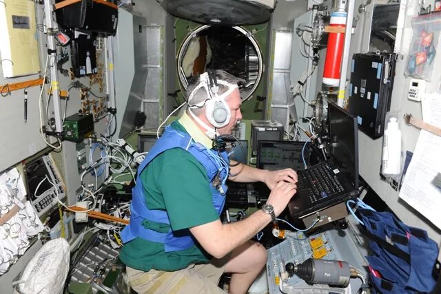 Космонавт в космосе. Опыты с растениями на мкс (международная космическая станция). Растения на мкс. Кононенко чуб мкс. Какие научные исследования проводят космонавты.