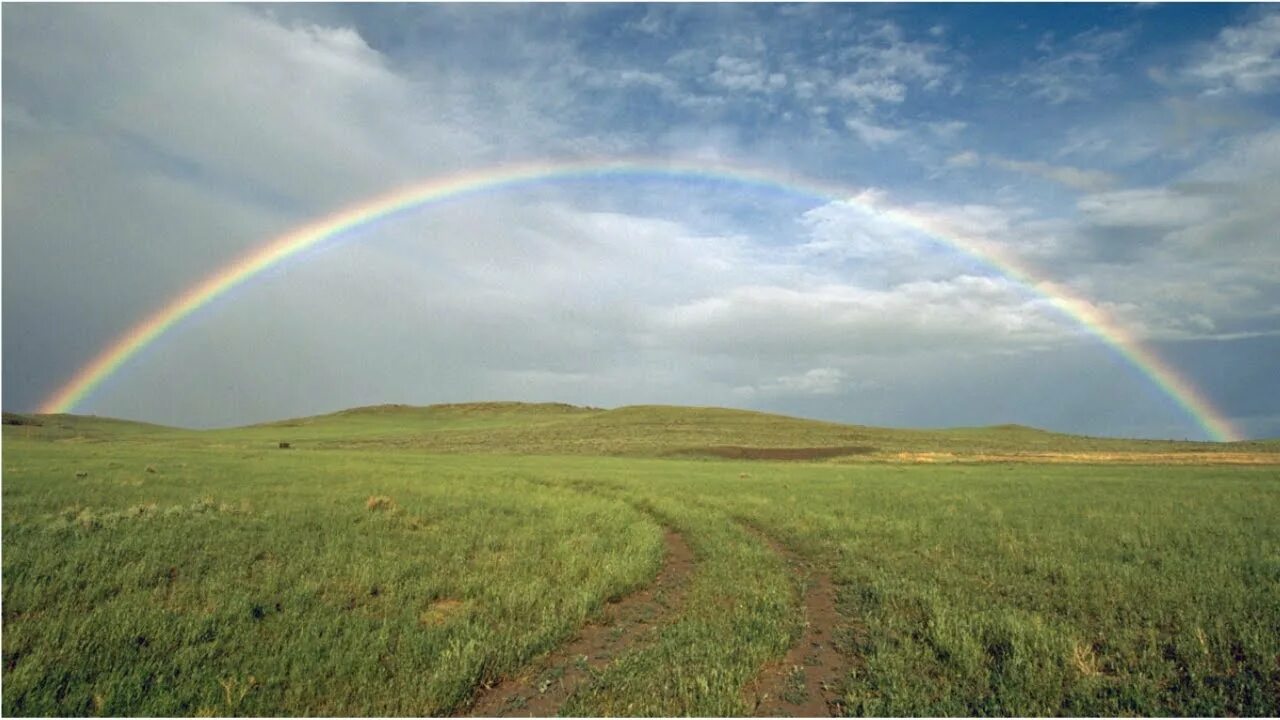 There is a rainbow. Радуга и солнце. after the rain comes the rainbow. радуга фото. rainbow after rain.