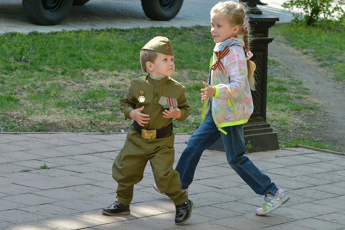 Маленький военный. Военные картинки маленькие. Мелкий военный. Боевой малой картинки.