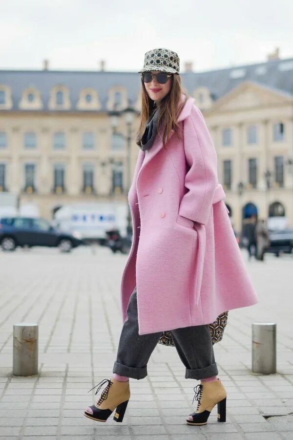 Серо розовое пальто. Черное оверсайз пальто стрит стайл. Пальто оверсайз стрит стайл. Пальто оверсайз уличная мода. Oversize outfit стиль 2021.