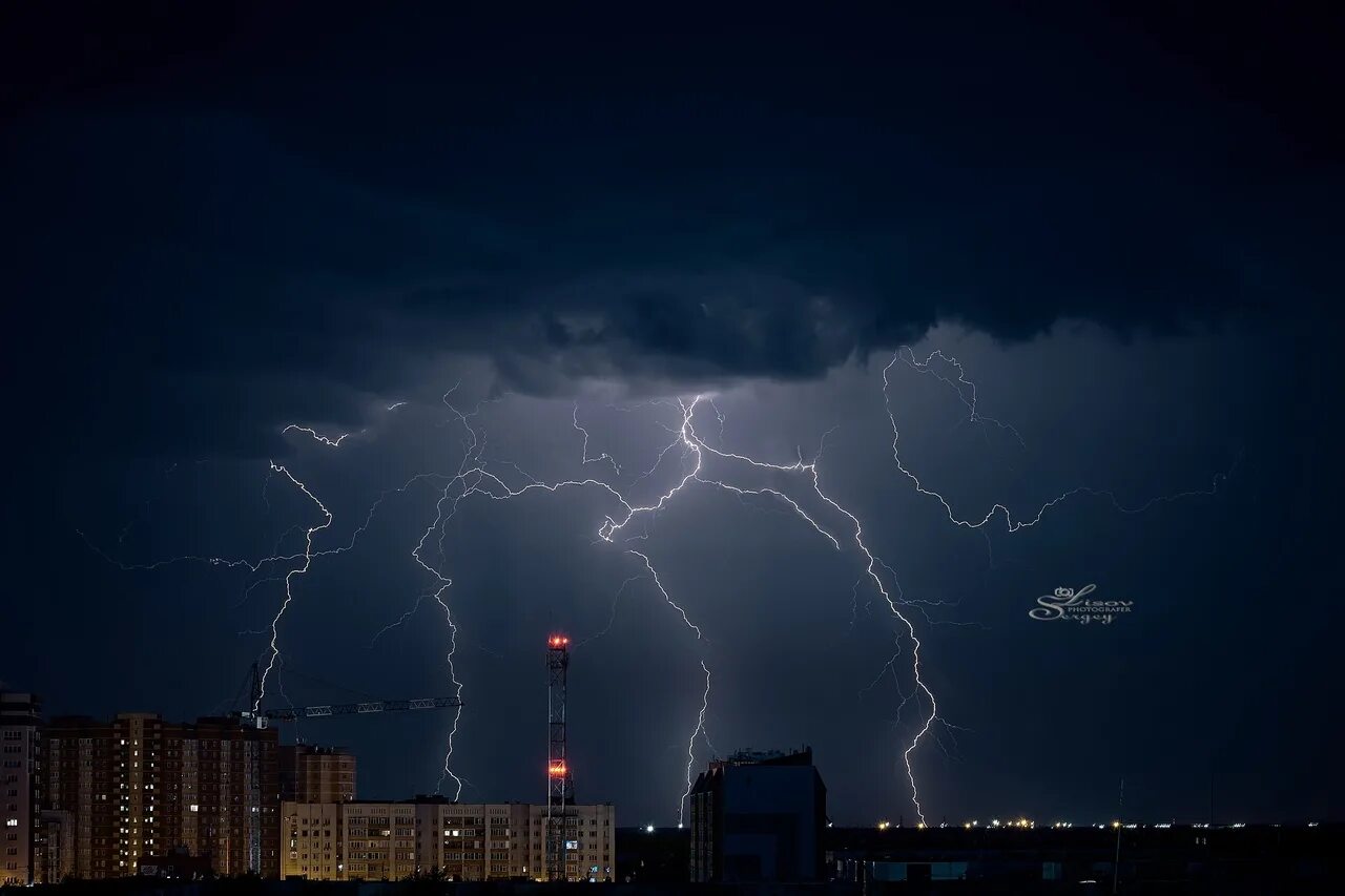 Будет ли ночью гроза. Гроза. Ночная гроза. Сургут гроза. Гроза в городе.