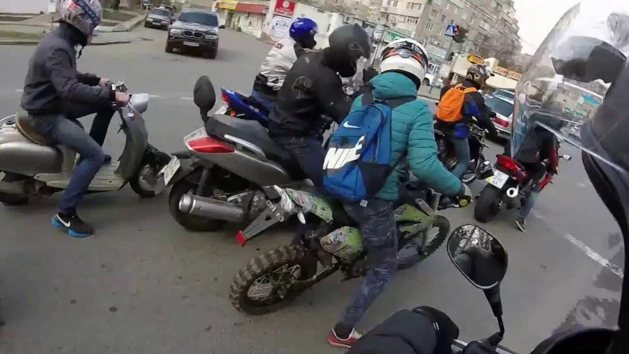 Покатушки с друзьями на скутерах. Покатушки на мопедах и скутерах. Покатушки на скутере. Скутер на покатушках. Скутер покатушки.