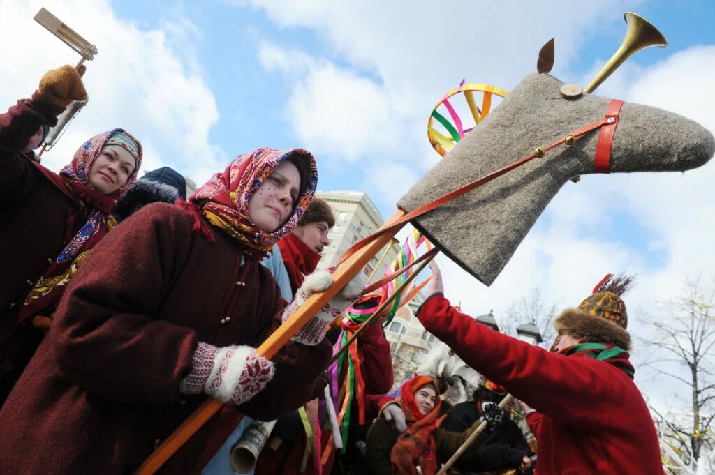 Масляна 2011. Праздник Масленица. Ряженые на Масленицу. Масленица фото. Масленичные развлечения.