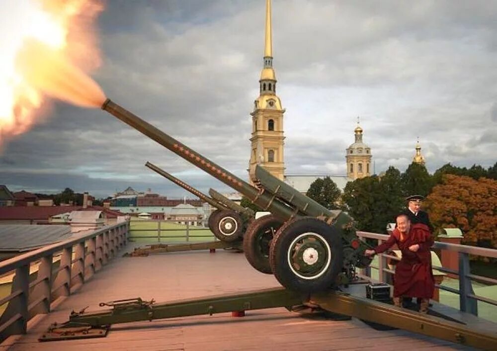 Время выстрелов петропавловской пушки. Петропавловская крепость в санкт-петербурге пушка. пушка петропавловской крепости выстрел. выстрел пушки в петропавловской крепости. залп пушки в петропавловской крепости.