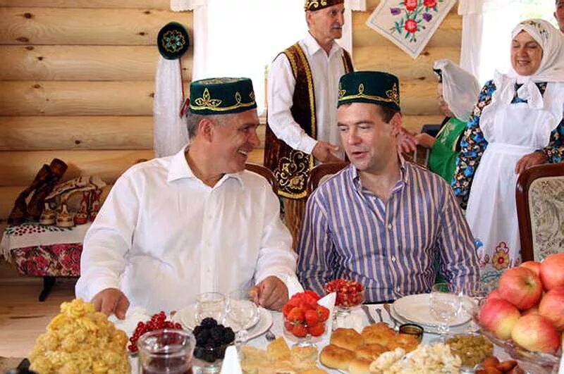 Татарский разговор. Татарин в тюбетейке татарстан. татарский свадебный стол. татарская семья за столом. татарское гостеприимство.