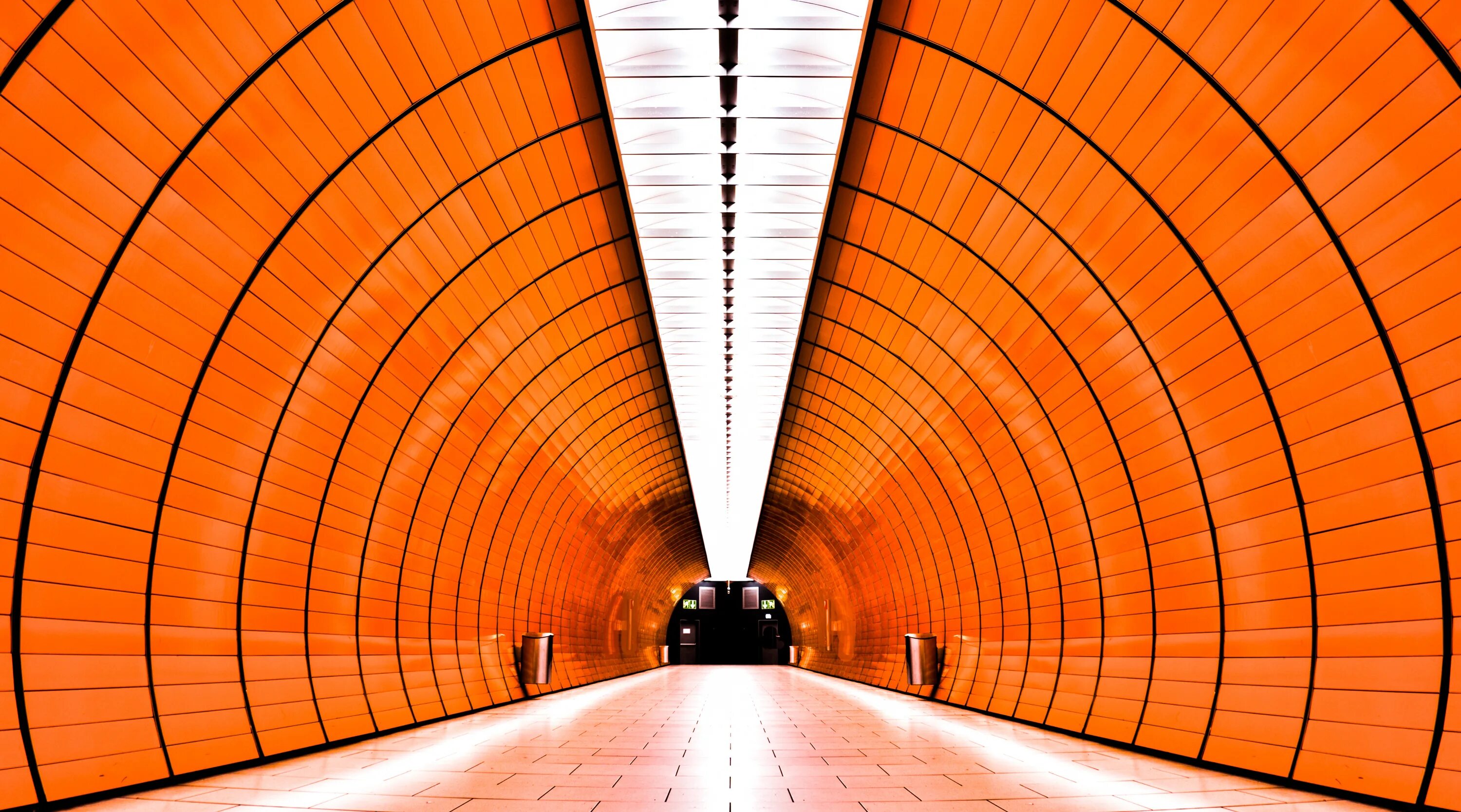 Включи оранжевую станцию. Marienplatz станция метро. Оранжевая станция. Оранжевое метро. Пространственный туннель.
