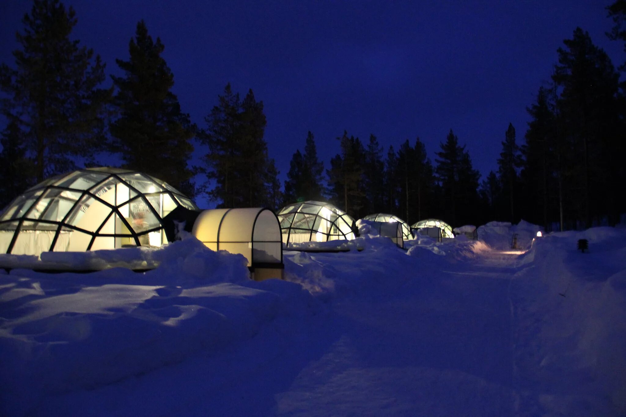 Иглы деревня. Kakslauttanen Igloo Village Финляндия. Kakslauttanen Arctic Resort. Отель Какслауттанен (Kakslauttanen), Лапландия, Финляндия. Деревня иглу Какслауттанен, Финляндия.