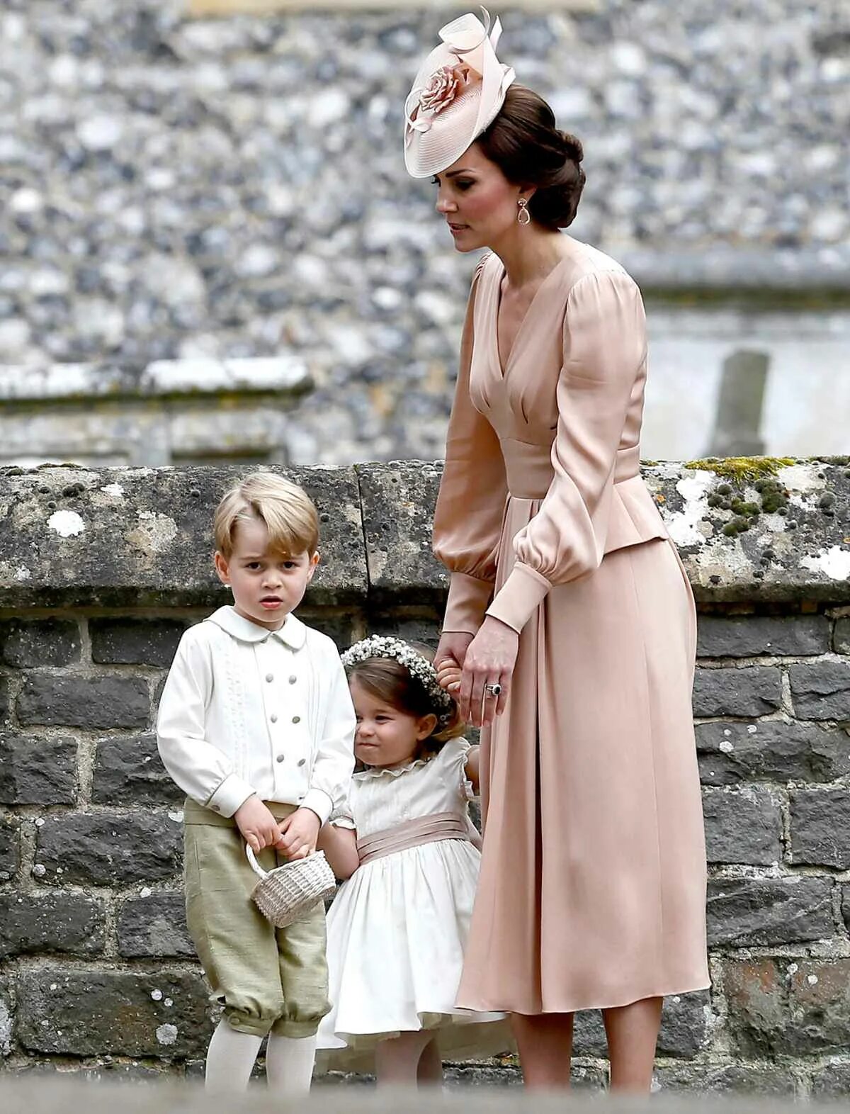 Кейт Миддлтон с сыном. Джордж сын Кейт Миддлтон. Кейт Миддлтон с детьми. Кейт Миддлтон с принцем Луи и Шарлоттой.