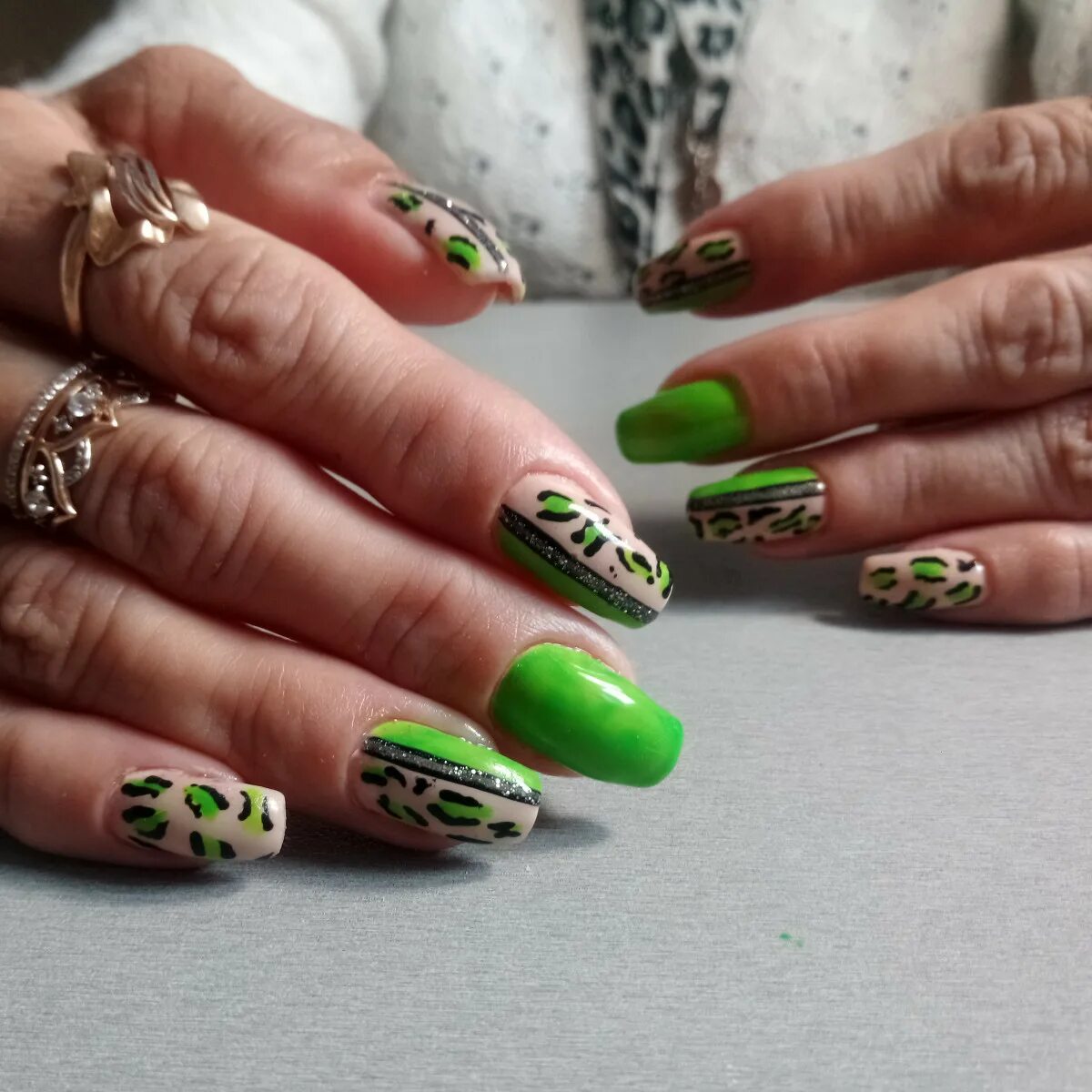 Кислотные ногти дизайн. Маникюр салатовый с леопардом. Кислотные ногти. Маникюр зеленый леопард. Зеленые леопардовые ногти.