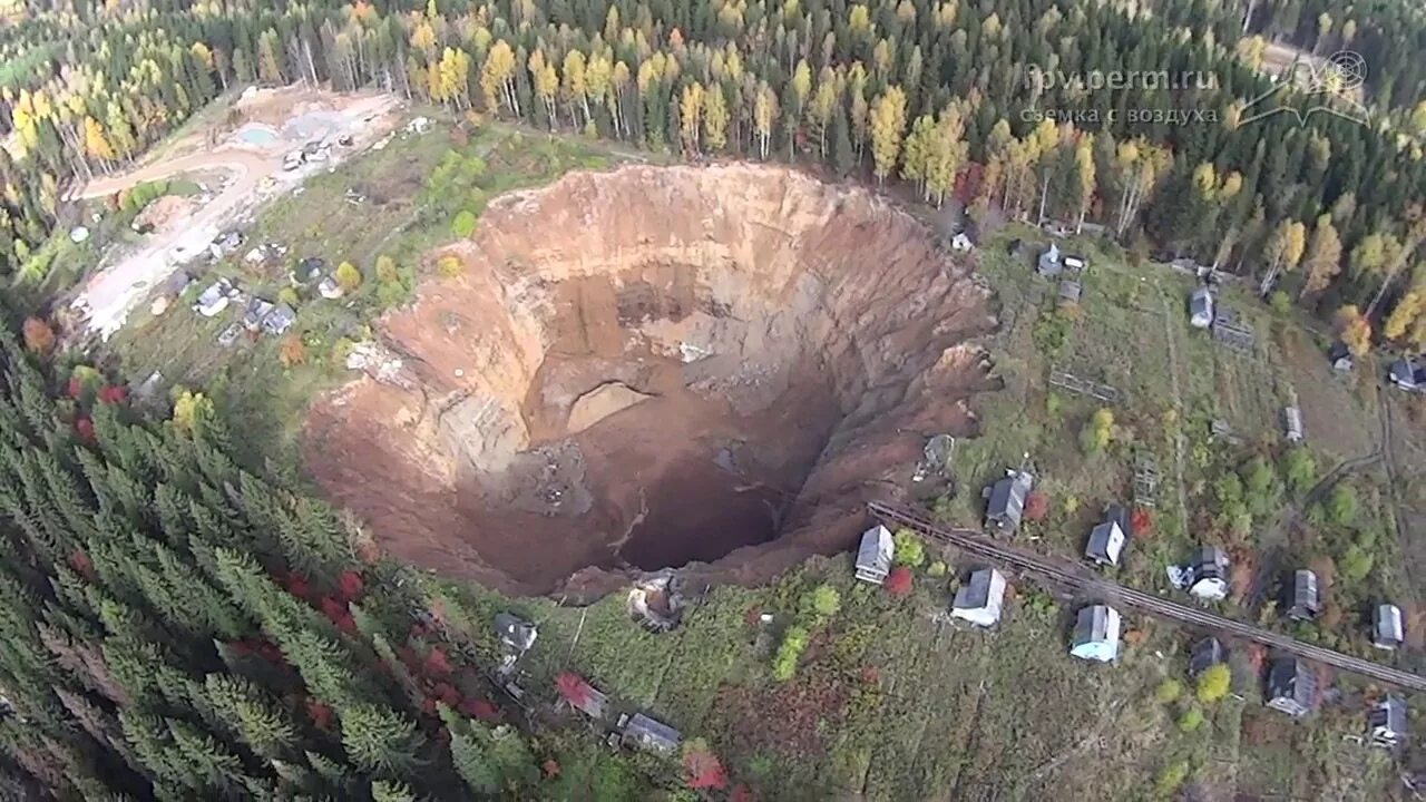 СКРУ 2 Соликамск провал. Карстовый провал в Соликамске. Карстовая воронка в Соликамске. Воронка в Соликамске.