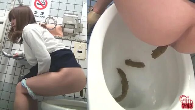 Девушка какает в туалете перед скрытой камерой