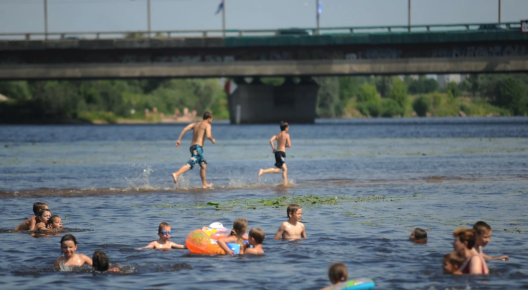 Купание в озере. Купаемся на речке. Люди купаются в озере. Люди купаются на речке. Организация купания