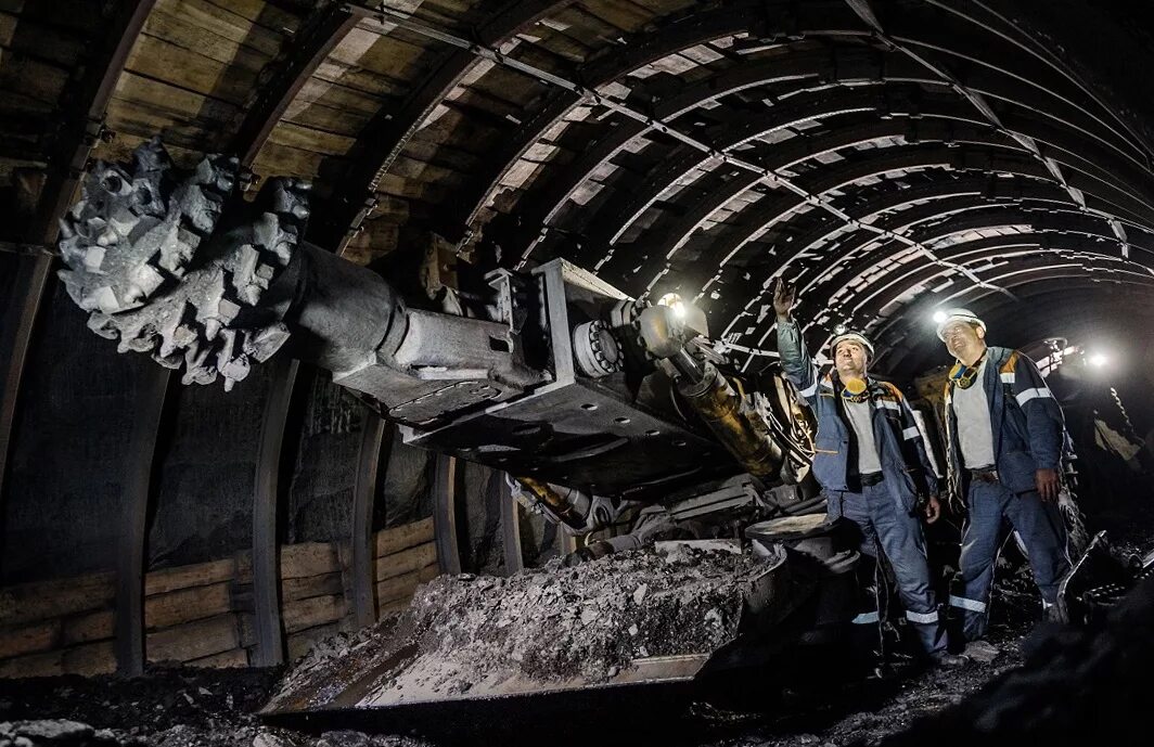 Шахта талдинская западная. Добыча шахтера. Шахтеры в угольной шахте. Добыча шахтера. Зуев юрий владимирович шахта садкинская.