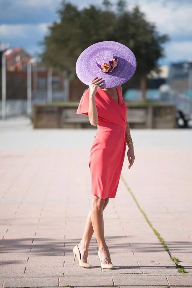 Платье со шляпой. The hat is the dress is. Платье со шляпкой. Образ со шляпой женский. Коктейльная шляпка.