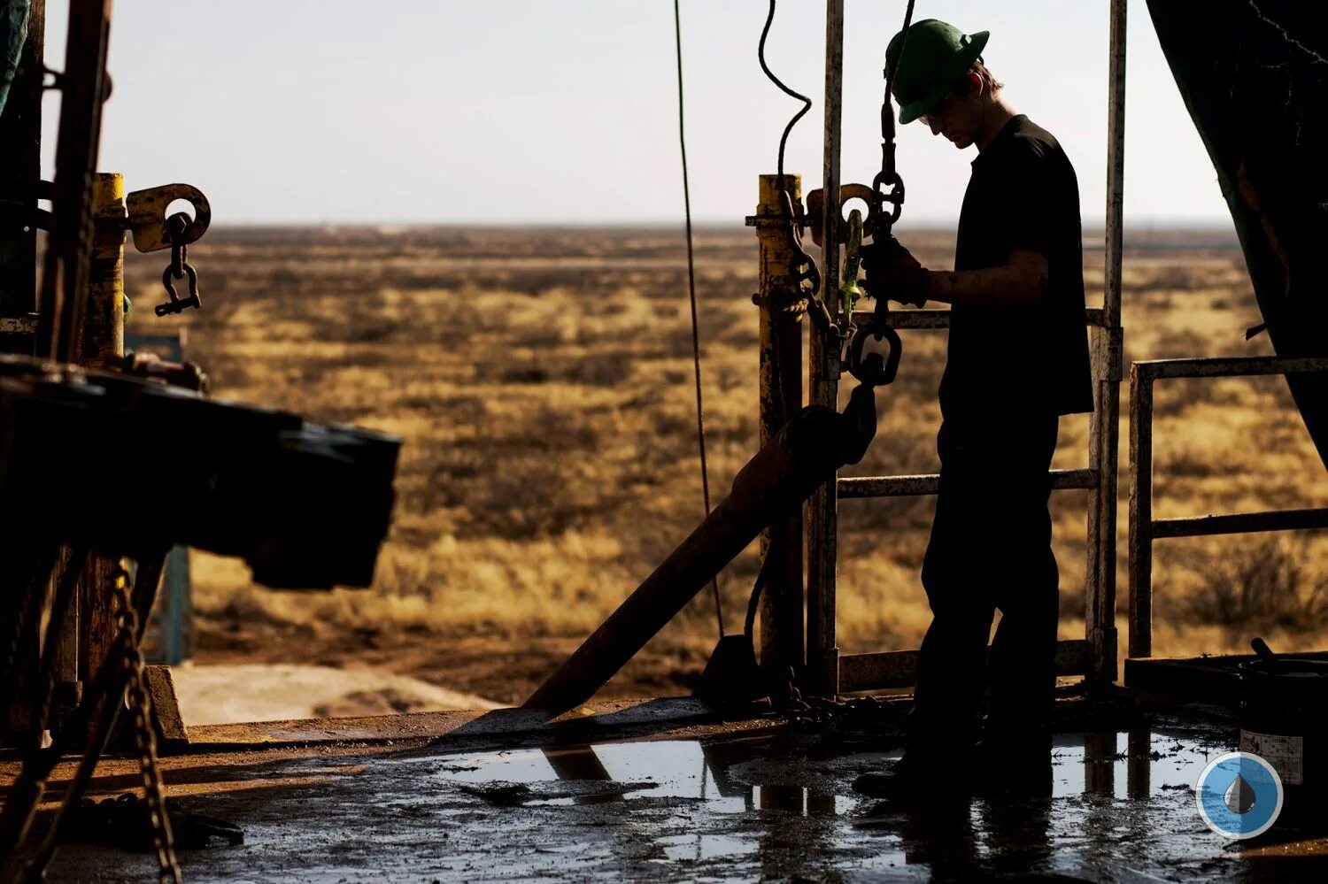 Разведка и добыча нефти лукойл. Разведка и добыча полезных ископаемых. Нефтяник профессия. Вертикальные нефтяные скважины. Разведка нефтяных и газовых месторождений.