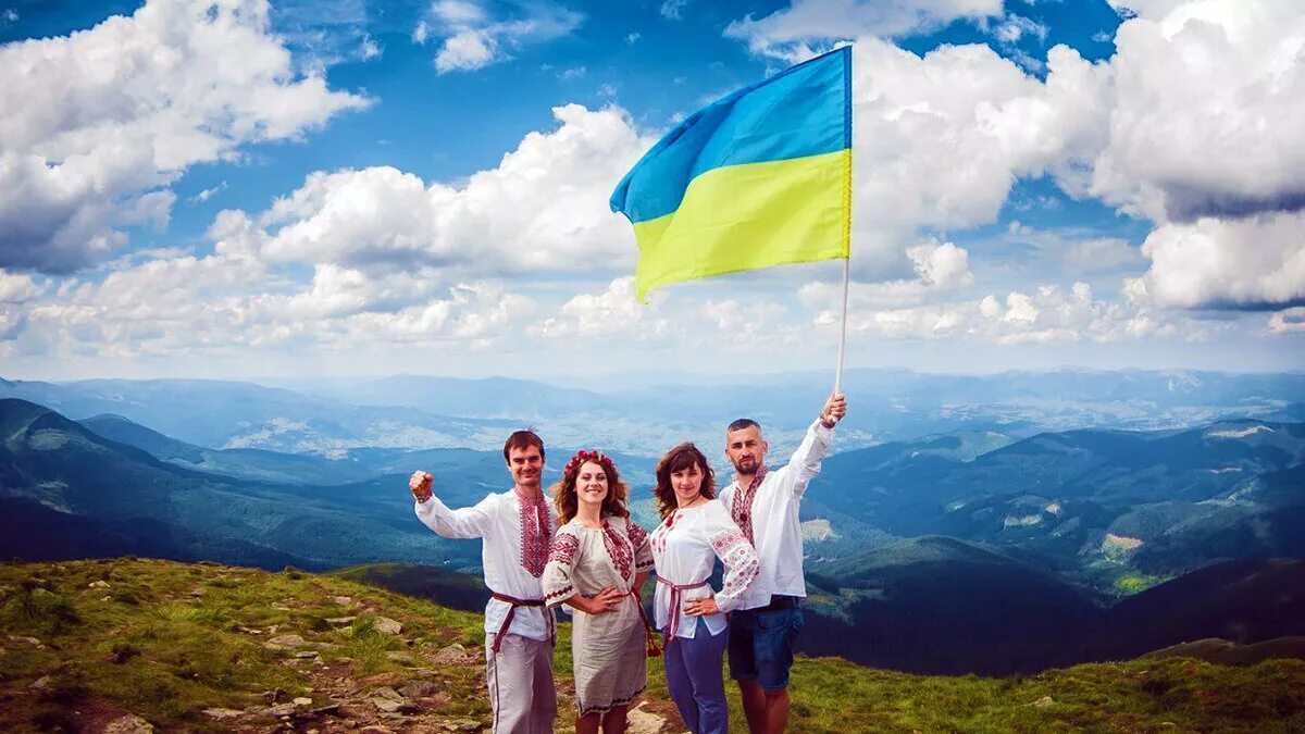 Каменец подольский фестиваль воздушных. Горы туризм. Путешествуй украиной. Путешествуй украиной. Прапор украины в горах.