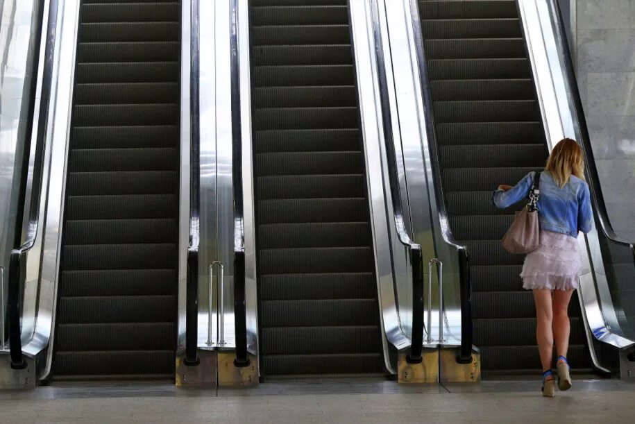 Сколько времени он был на эскалаторе. Семеновская метро эскалатор. Станция Семеновская эскалаторы. Эскалатор в метро. Девушка на эскалаторе.