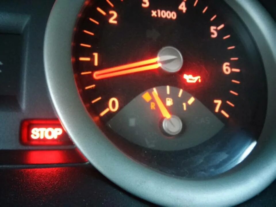 4. Логан рено лампа масла. Логан рено лампа масла. Megane лампа давления масла. 4 2007 года горит лампа аккумулятора на панели приборов.