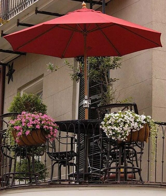 Закрыть балкон от дождя. Зонтик на балконе. Зонт для балкона. Зонт от солнца на балкон. Маркизы для открытых балконов.