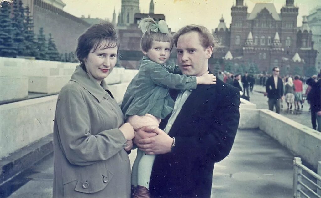 Мама с папой на параде песня. Советская семья. Советские родители. Счастливая Советская семья. Советская семья с детьми.