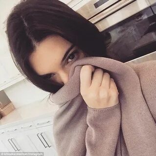 Домашнее селфи брюнеток