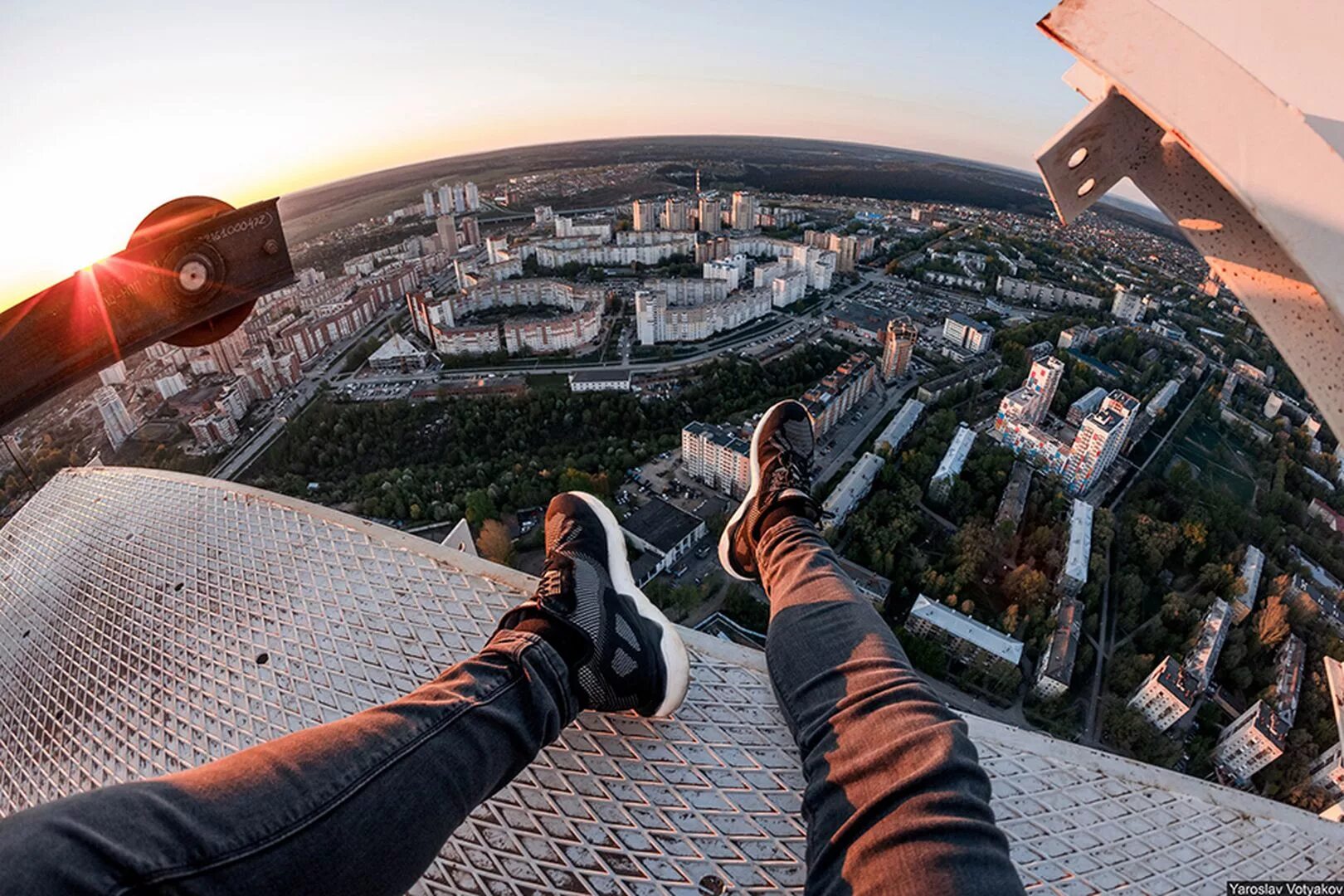 человек паадетс высоты. к чему снится высота. триумф палас крыша. к чему снится стоять на высоте. горе.