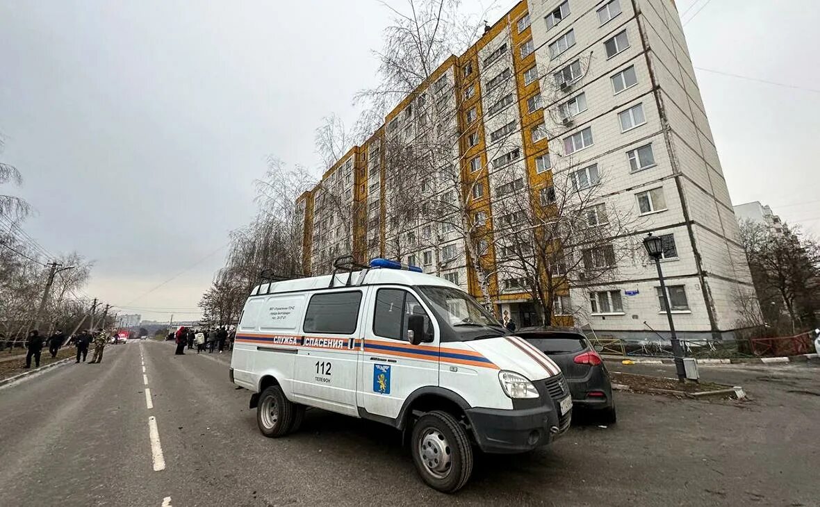 Белгород гибнет. Место взрыва в Белгороде. Эвакуированные из Белгородской области. Машина МЧС.