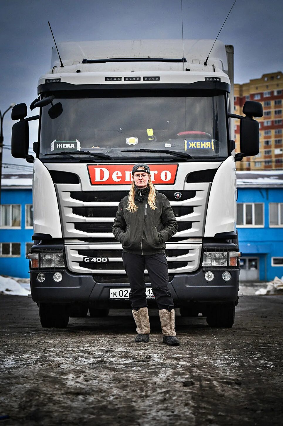Женщина дальнобойщик. Анжелика ларсон дальнобойщик. Екатерина миронова — девушка-дальнобойщица. Дальнобойщица (2009). Анжелика ларсон водитель грузовика.