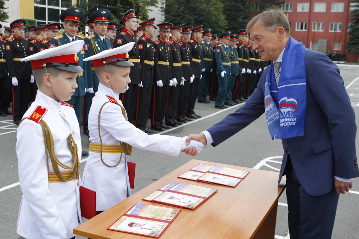 Военные кадетские корпуса россии. Кадетский корпус в Петербурге. 1732 СПБ кадетский корпус. Санкт-Петербургский кадетский военный корпус Петергоф. Кадетское училище Петергоф.