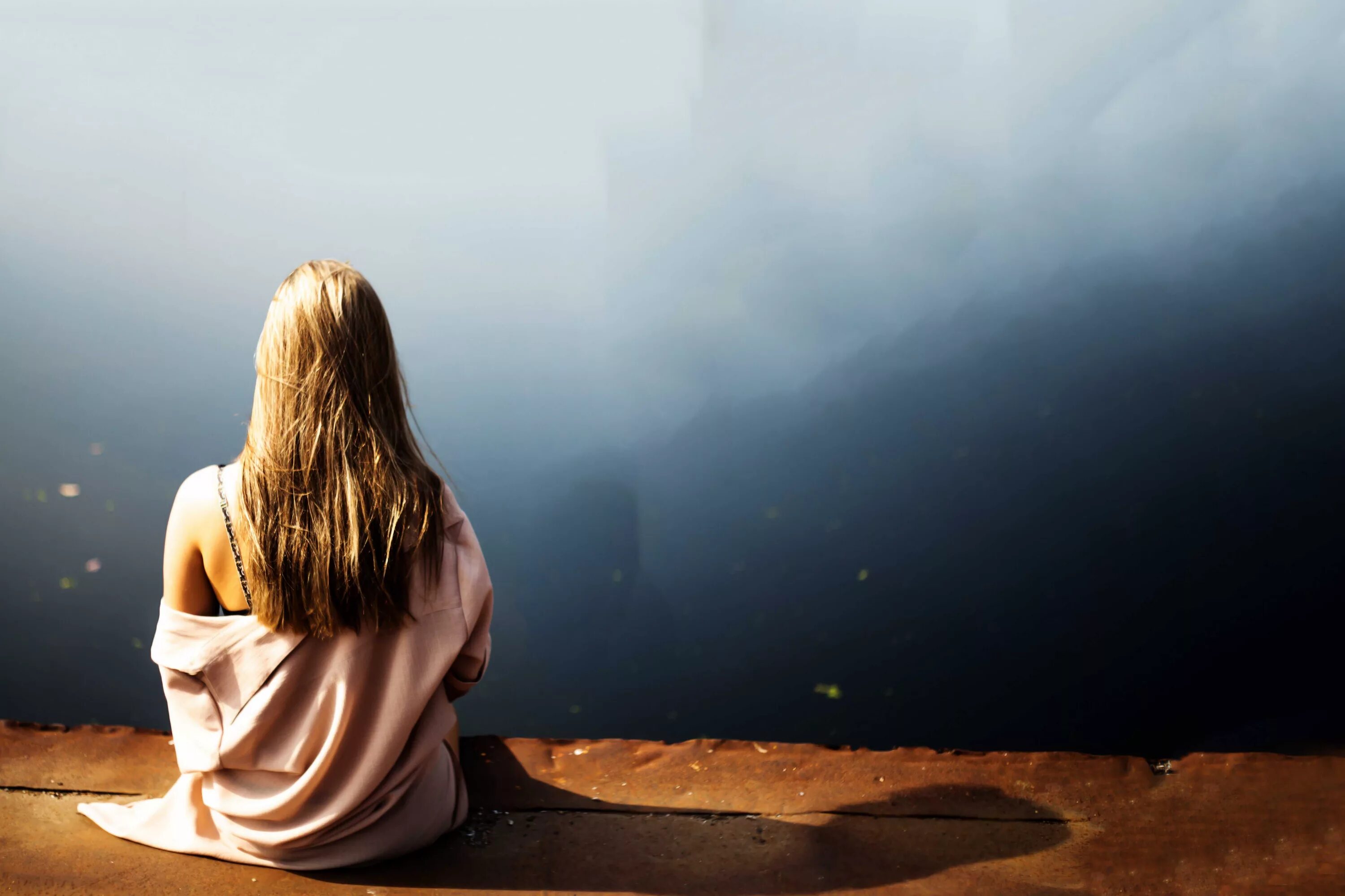 She lives a lonely life. Одинокая девушка. Обои одиночество. Одинокая девочка. Красивые фото со смыслом о жизни.