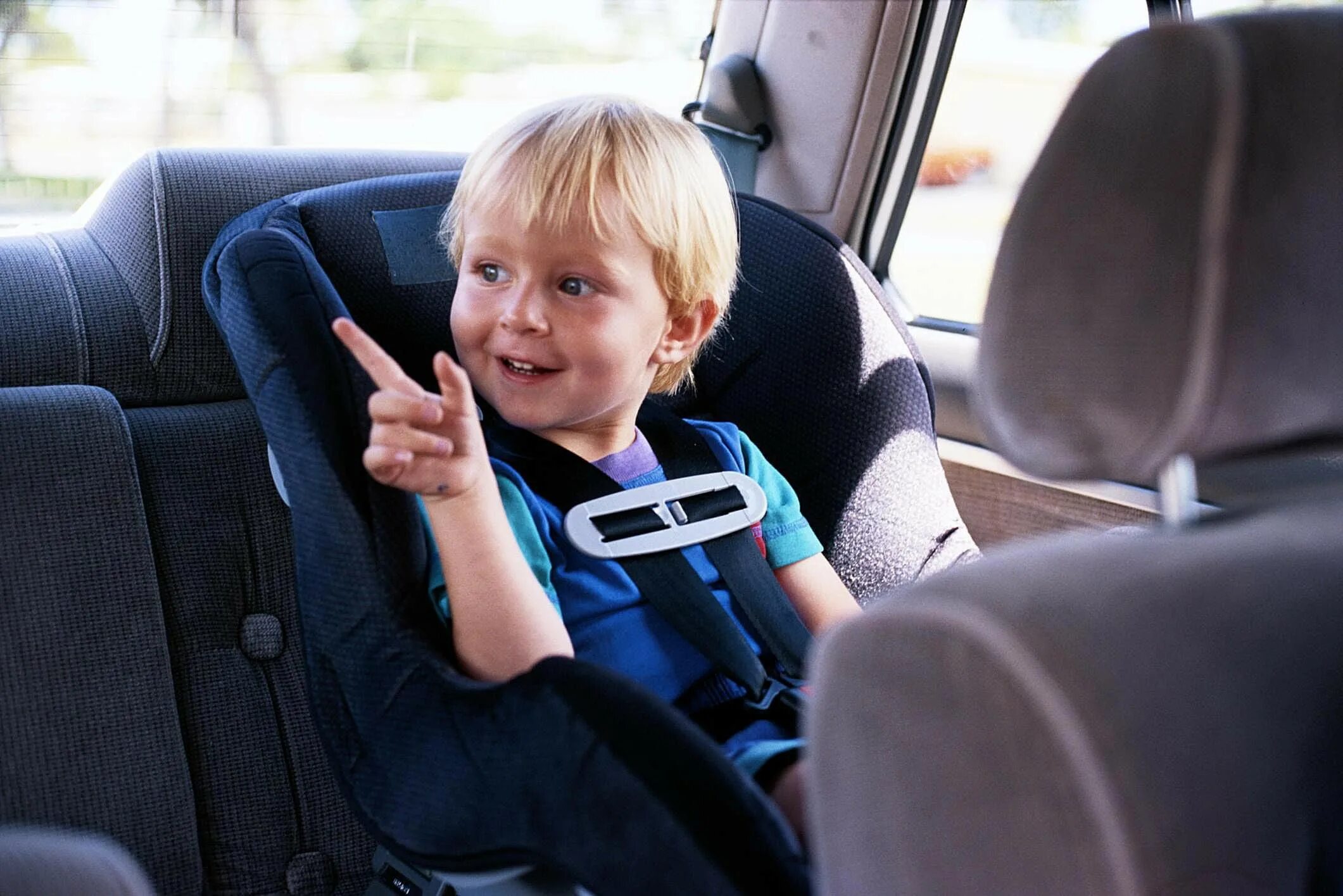 Детское такси сопровождение. Детские кресла в такси. Ремень безопасности для детей. Ребенок в кресле. Автоняня для ребенка.