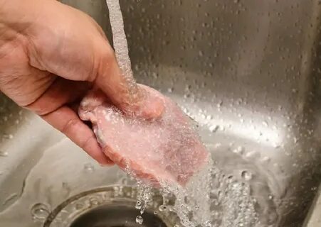 Размораживать мясо в холодной воде