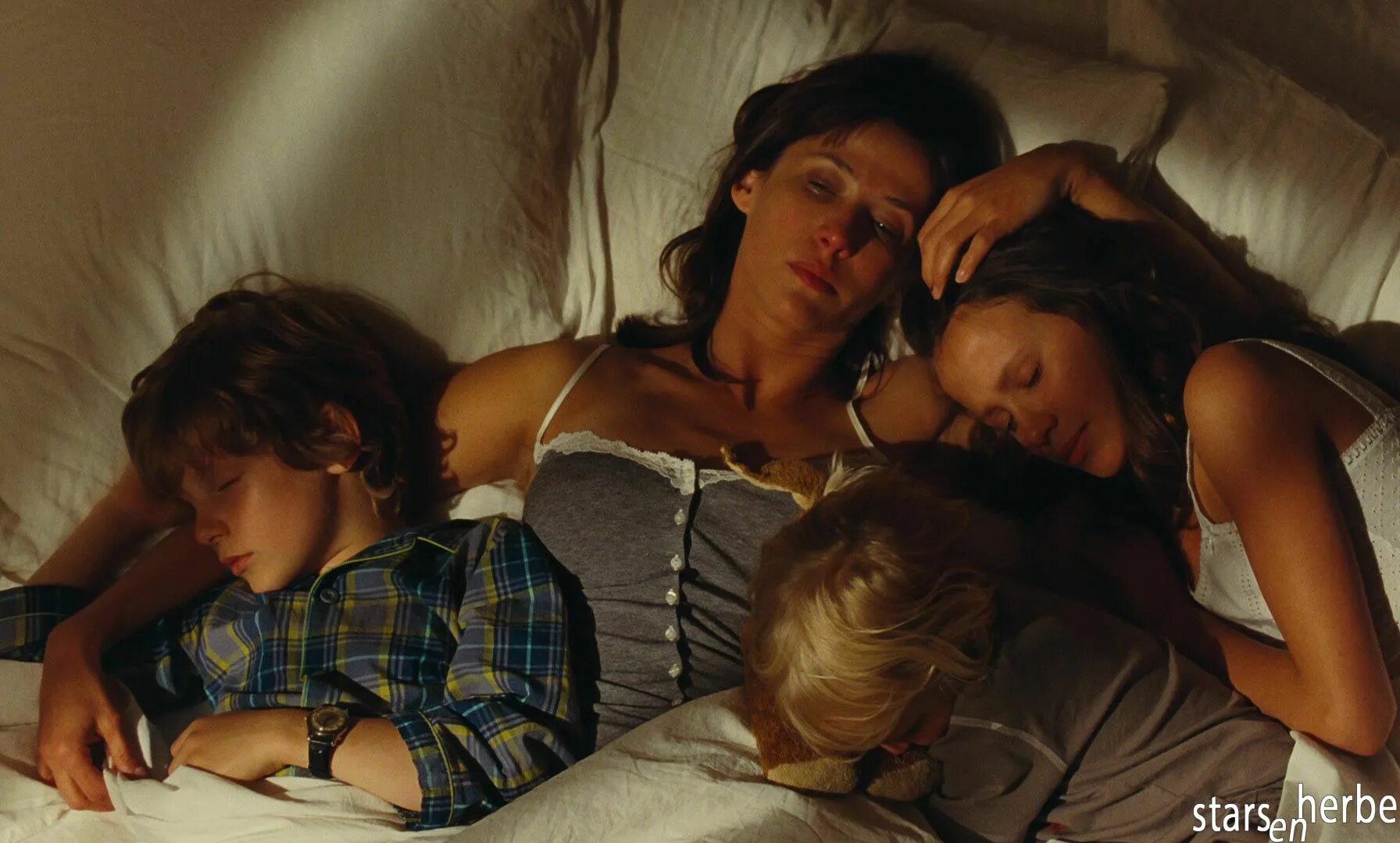 любовь к мачехе. 18 сыном русский перевод. кино про любовь мачехи. ева грин мечтатели постельная сцена. жар фильм 1986.