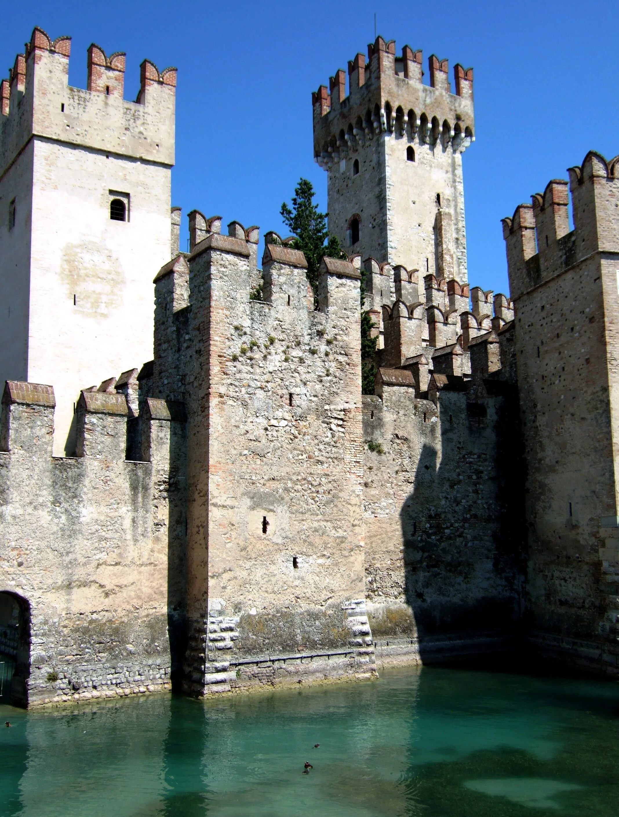 Бастион замки. Замок Скалигеров в Сирмионе. Крепость Скалигеров в Сирмионе. Замок Скалигер Италия. Замок Сирмионе (Рокка Скалигера), Италия.