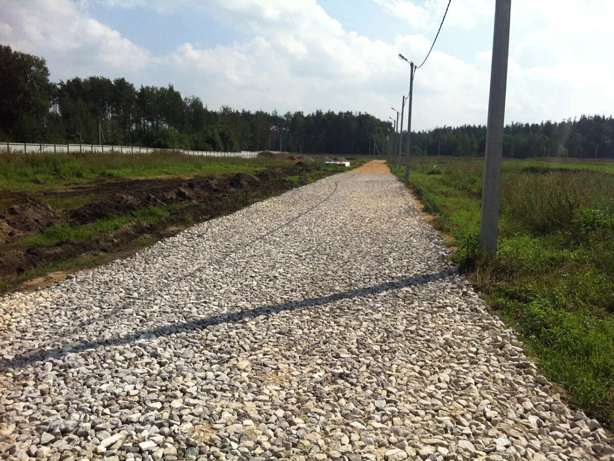 Село щебень. Отсыпка ЩПС. Отсыпка дороги щебнем. Дорога из гравия. Гравий для подсыпки дороги.