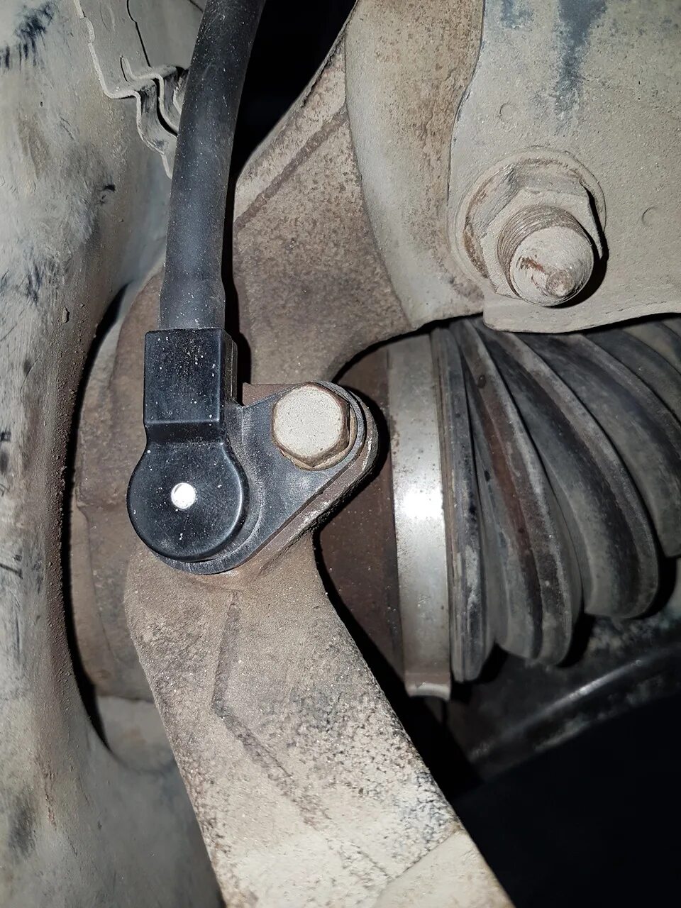 Замена переднего датчика ABS - Mitsubishi Lancer X, 1,8 л, 2008 года своими рука