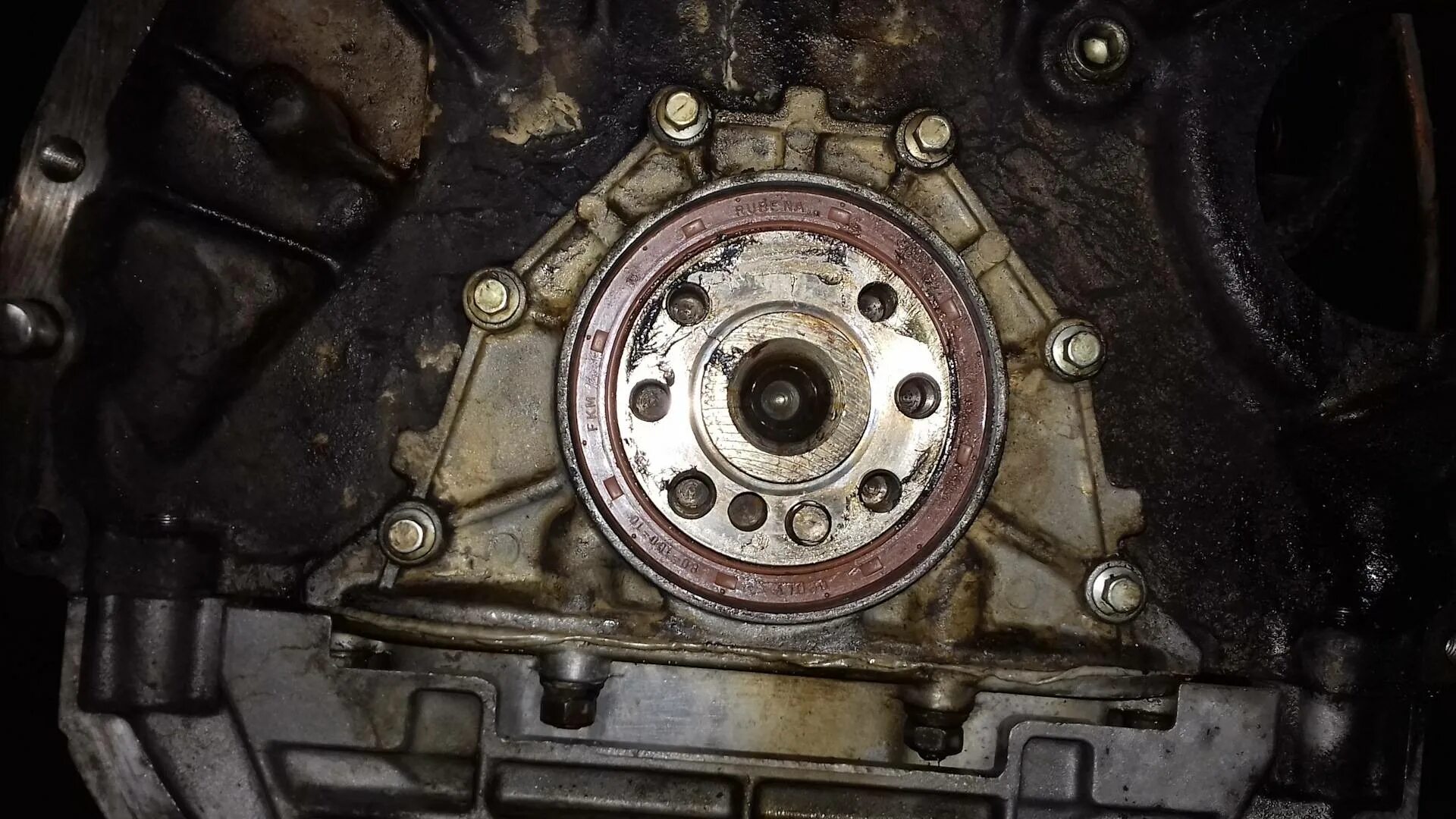 Замена сальника коленвала двигатель. Замена сальника коленвала двигатель. Сальники коленчатого вала задний ваз 2112. Сальник коленвала задний 2123. Сальник задний коленвала на т4 мотор acv.