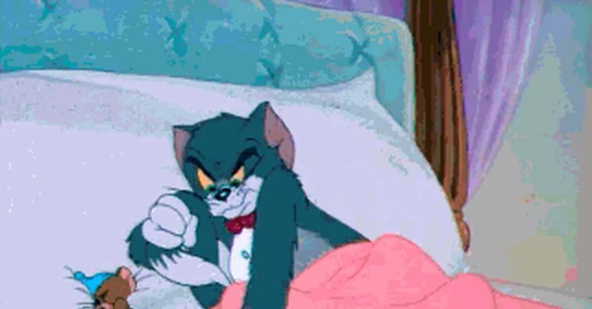 Том и Джерри в кровати. Том и Джерри том в одеяле. Гифки из мультиков.