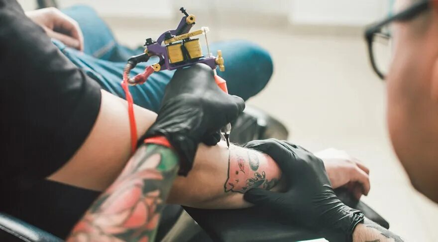 Tattooartists тату машинка. Процесс нанесения тату. Машинки для тату от мастеров. Как правильно бить тату машинкой. Тюремная тату машинка.