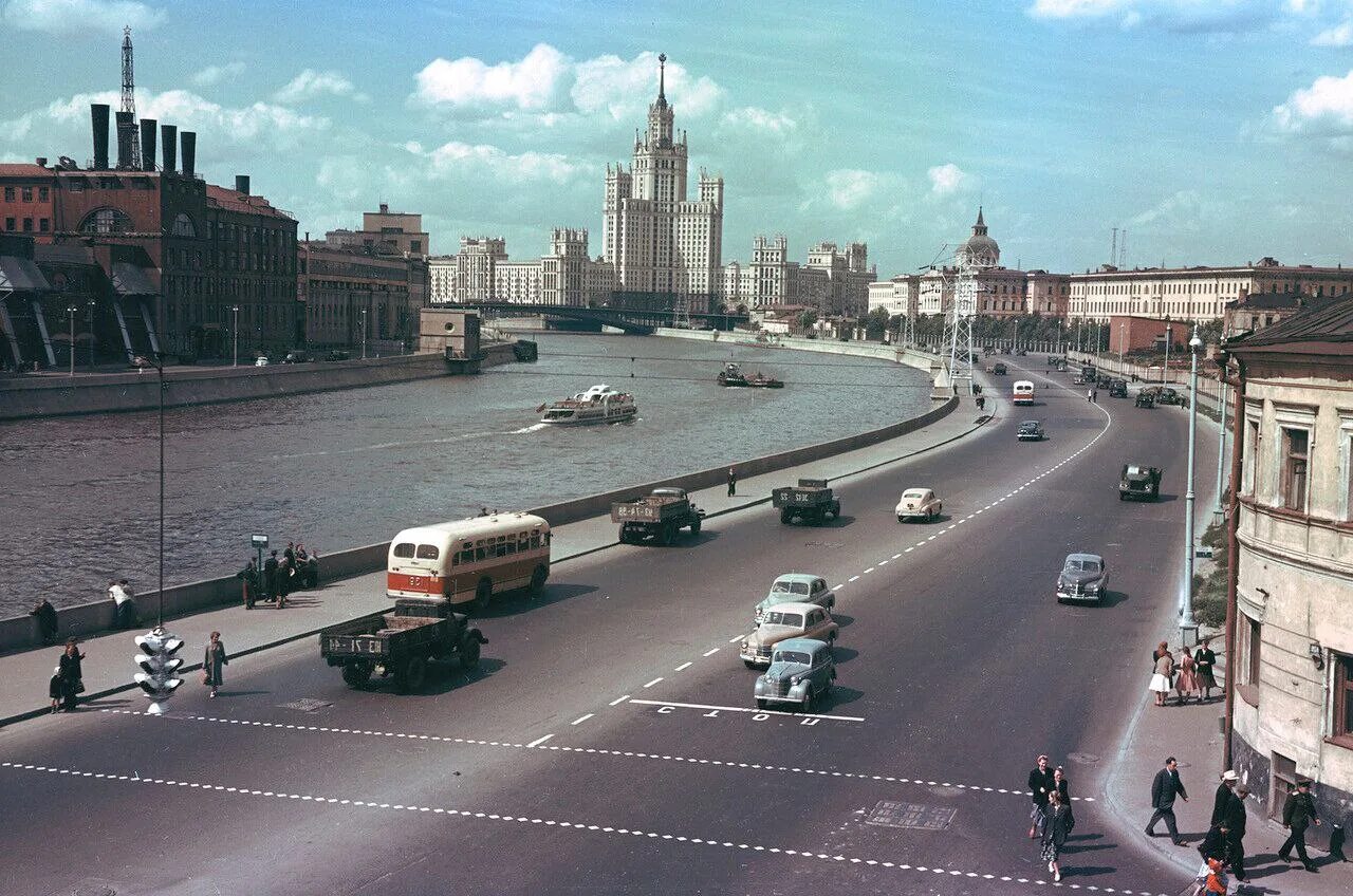 В советские годы созданы города. Киев крещатик 1984. Проспект космонавтов свердловск ссср. Гостиница москва 1960. Советский союз москва 1980.