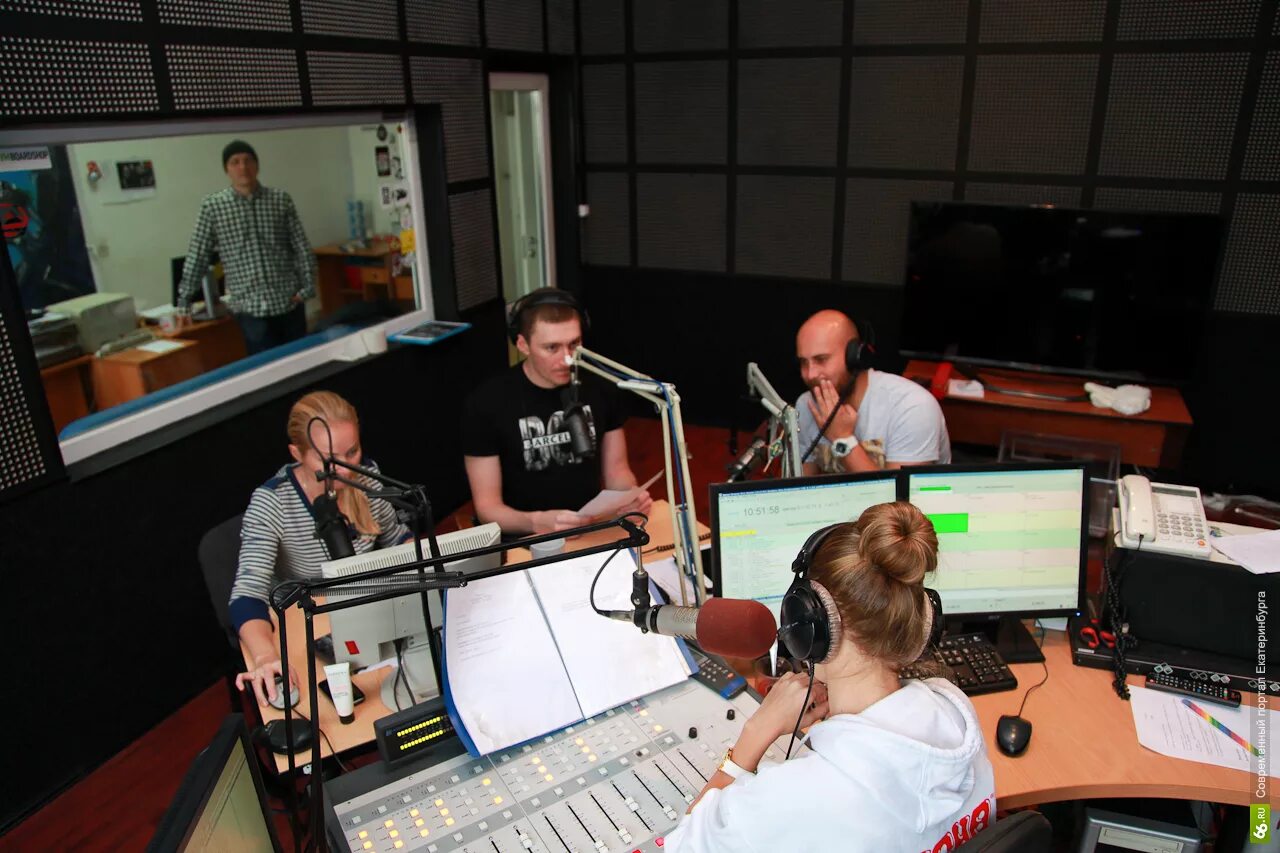 Эфир радио пилот. Навигатор радио пилот. Катапульта пилот фм. Радиоведущие екатеринбурга. Ведущие пилот фм екатеринбург.