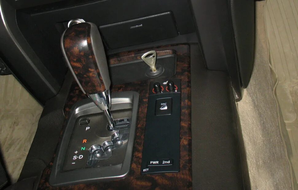 Lc200 акпп. Блокиратор кпп ленд крузер 200. консоль акпп land cruiser 200. селектор акпп lc200. механический замок кпп toyota lc 200.