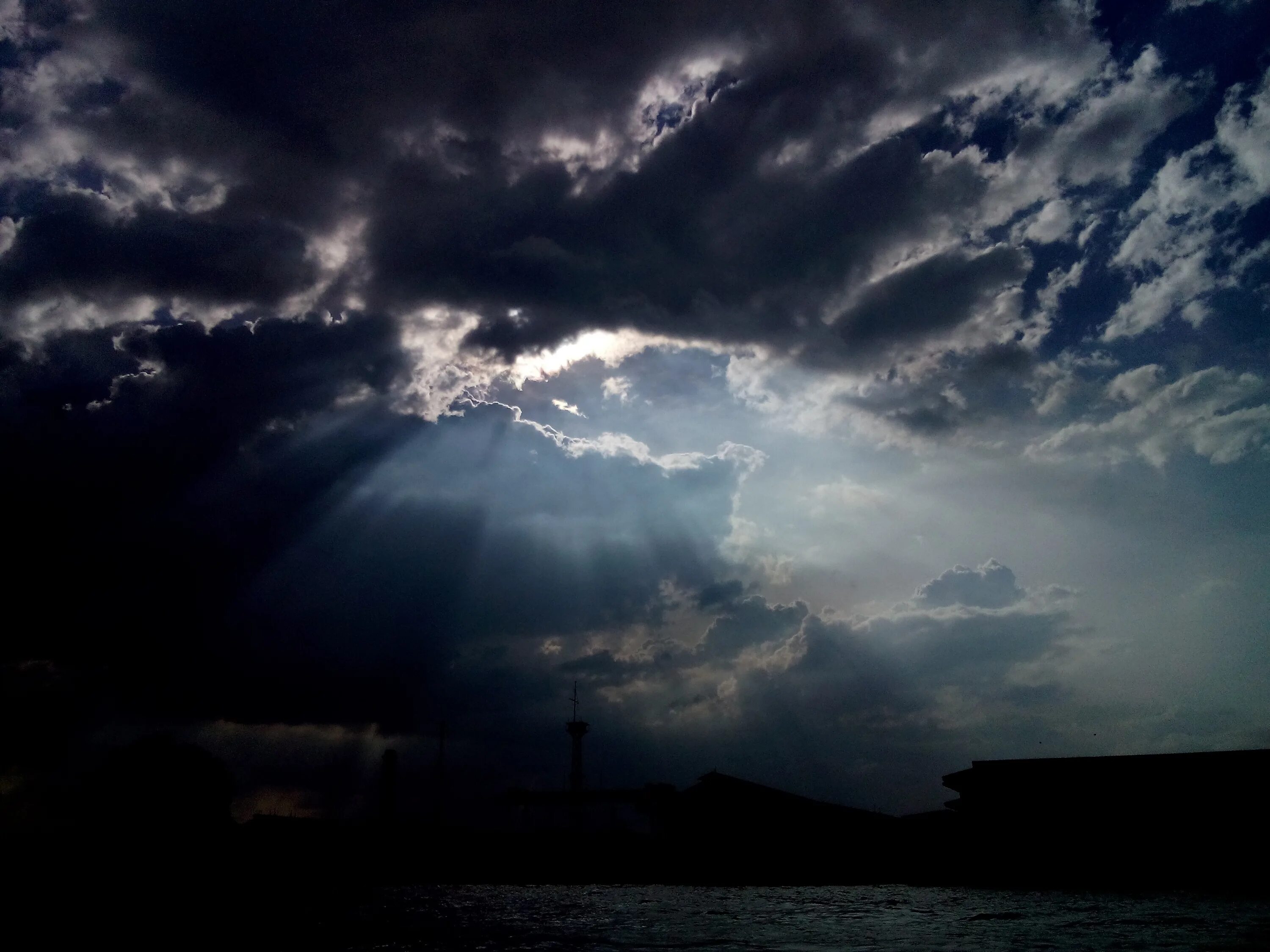 Зловещие тучи. Темные тучи. Тёмный фон для рабочего стола. Пасмурное небо. Мрачное небо.