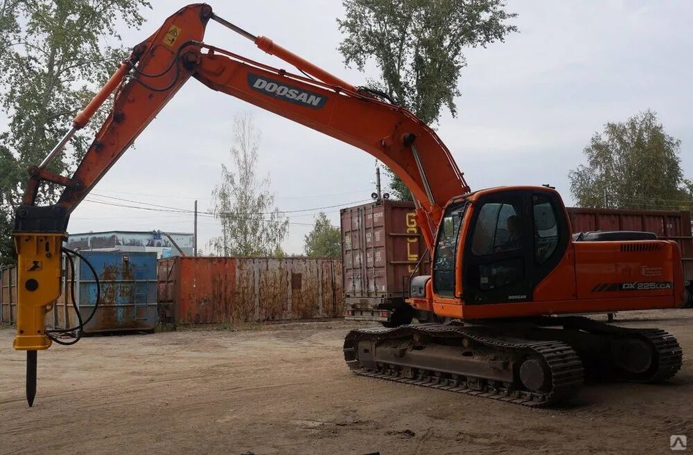 Doosan 225 гидромолот. Экскаватор Доосан 320. Экскаватор Doosan 225 с гидромолотом. Экскаватор с гидромолотом Doosan dx255lc. Аренда гусеничного экскаватора с гидромолотом