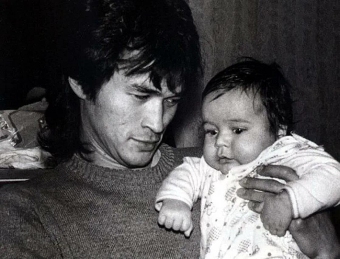 Сын виктора цоя фото. Александр цой сын виктора. Сын виктора цоя. Саша цой в детстве. Дети цоя.