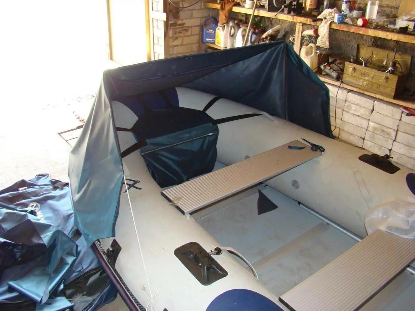 Тент ходовой на лодку пвх 310. Тент на лодку пвх своими руками. Носовой тент с надувным каркасом для лодки. Тент на лодку пвх своими руками. Тент ходовой на болотоход.