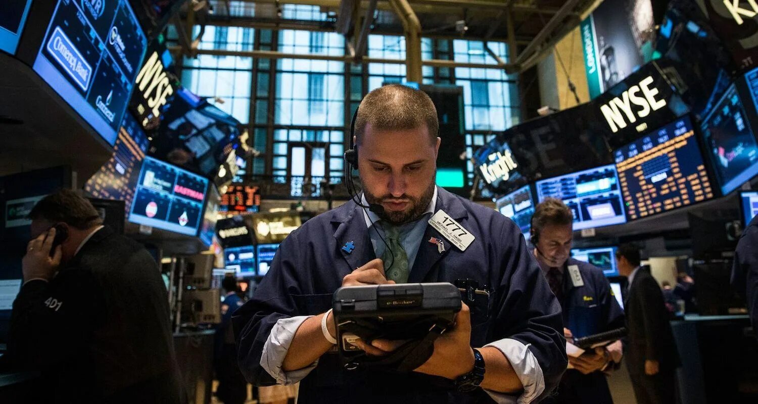 биржевая торговля брокеры. фондовый рынок. профессиональный трейдер. главный аналитик «алор брокер» алексей антонов. биржа трейдинг.