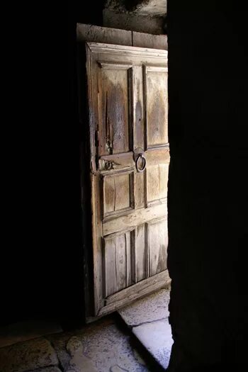 Отворяю дверь передо мной большая. Открытая старинная дверь. Приоткрытая Старая дверь. Страшная дверь. Старинная дверь в комнате.