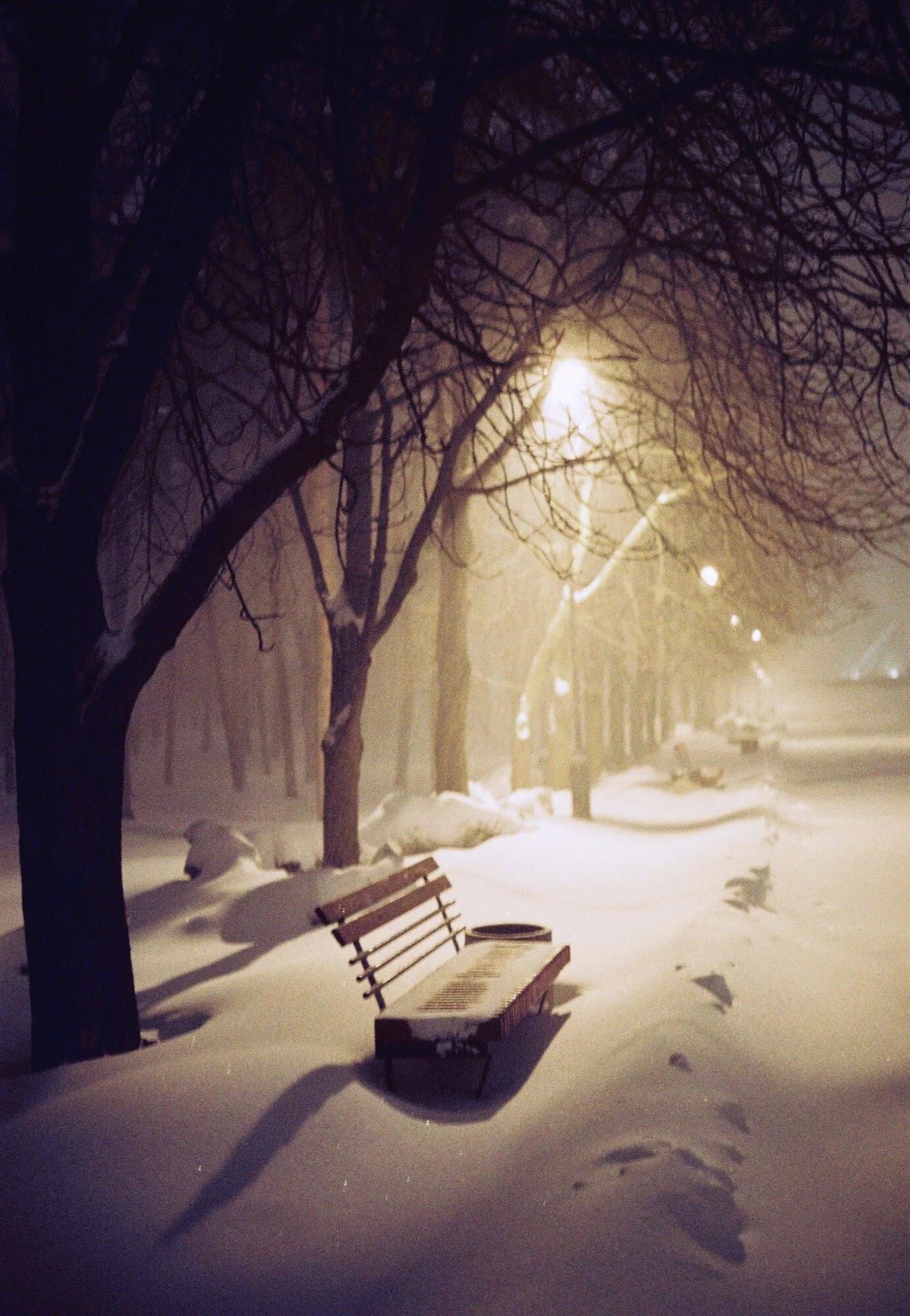 Снег тоска. Зима одиночество. Скамейка в снегу в парке. Снег одиночество. Зима одиночество.