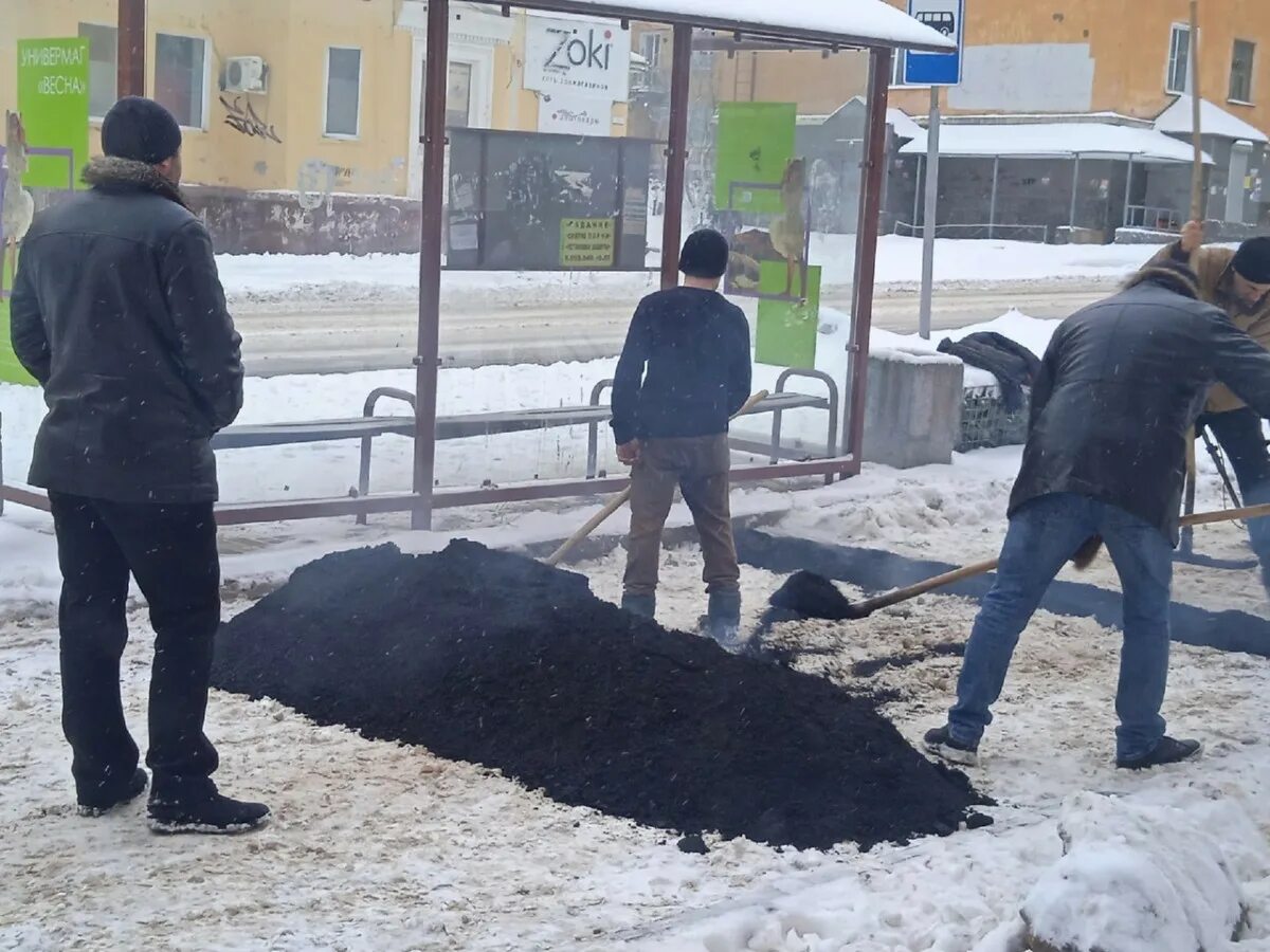 Там не бывает снега 2021. Кирово Чепецк снег. Кладут асфальт в снег. Укладка асфальта в снег. Укладывают асфальт в снег.